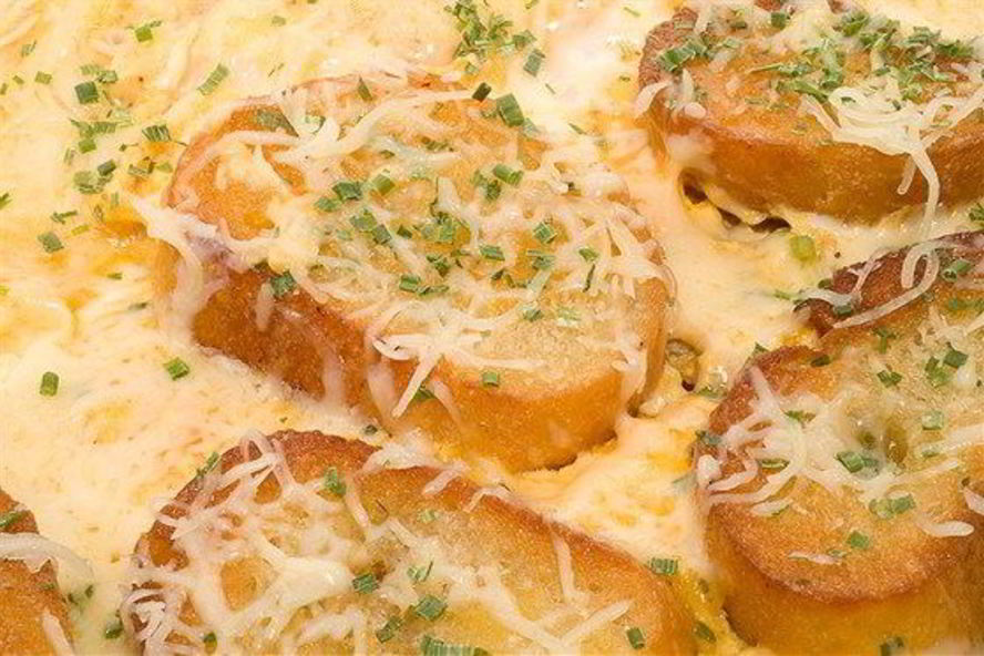 Рецепт омлета с чесноком, грюйером и сухариками