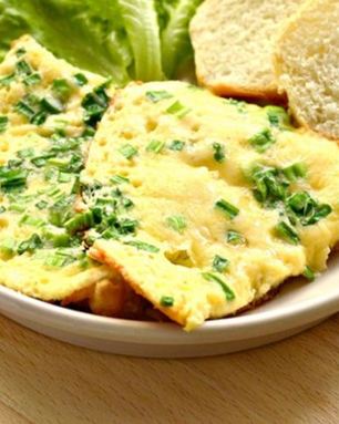 Омлет с картофелем, сыром и свежей зеленью