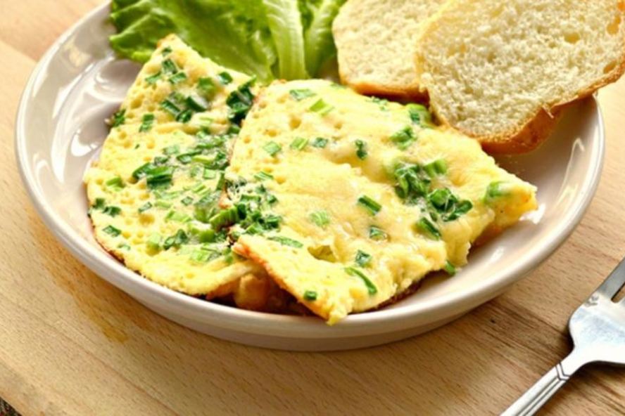 Рецепт омлета с картофелем, сыром и свежей зеленью