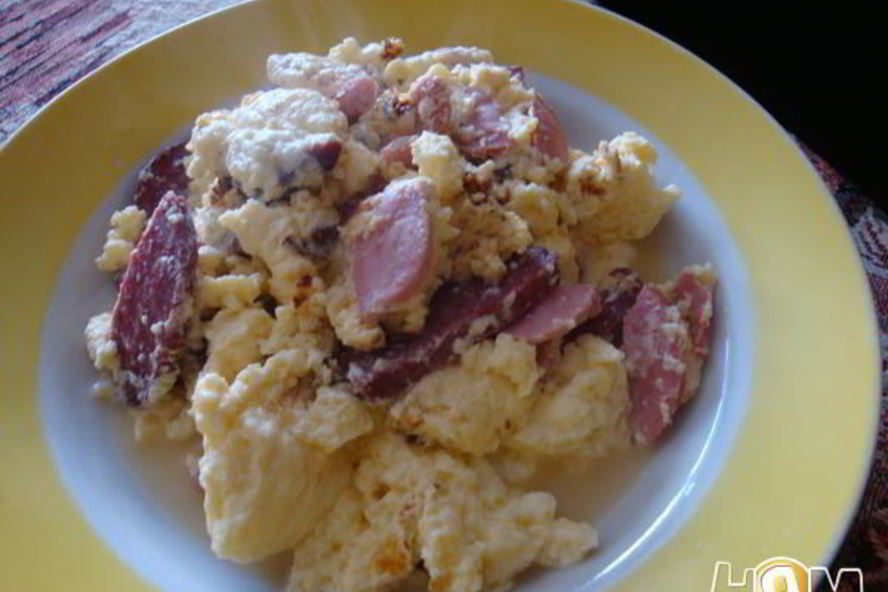 Рецепт омлета с колбасой и сыром