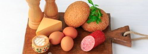 омлет с колбасой в булочке. Шаг 4