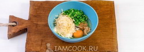 омлет с колбасой в булочке. Шаг 7