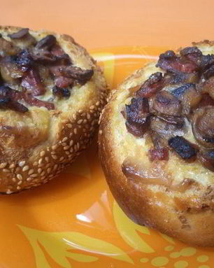 Омлет в булочке с шампиньонами и колбаской