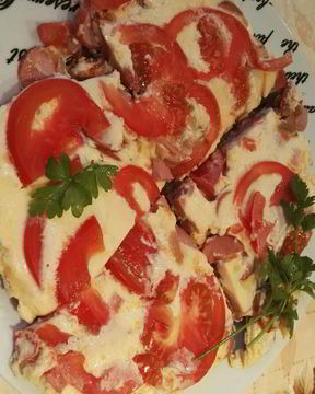 Простой омлет с сосисками и помидорами