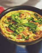 Пышный омлет с колбасой и зеленым луком