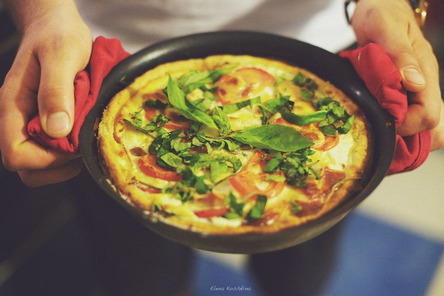 Рецепт пышного омлета с колбасой и зеленым луком