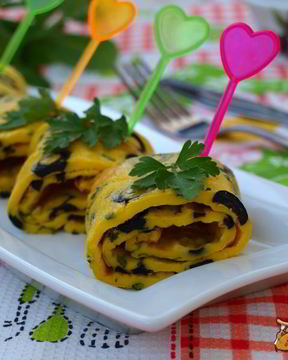 Рулет-омлет с маслинами в духовке