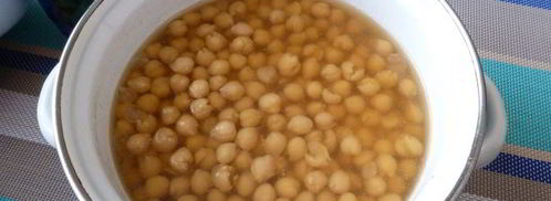 паштет из нута с вялеными томатами и маринованным огурчиком. Шаг 3