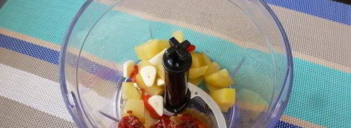 паштет из нута с вялеными томатами и маринованным огурчиком. Шаг 4