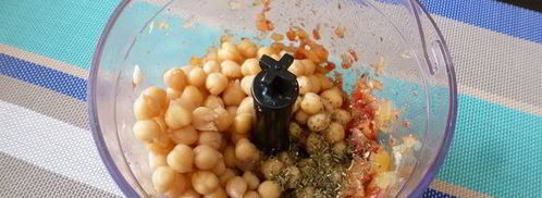 паштет из нута с вялеными томатами и маринованным огурчиком. Шаг 5