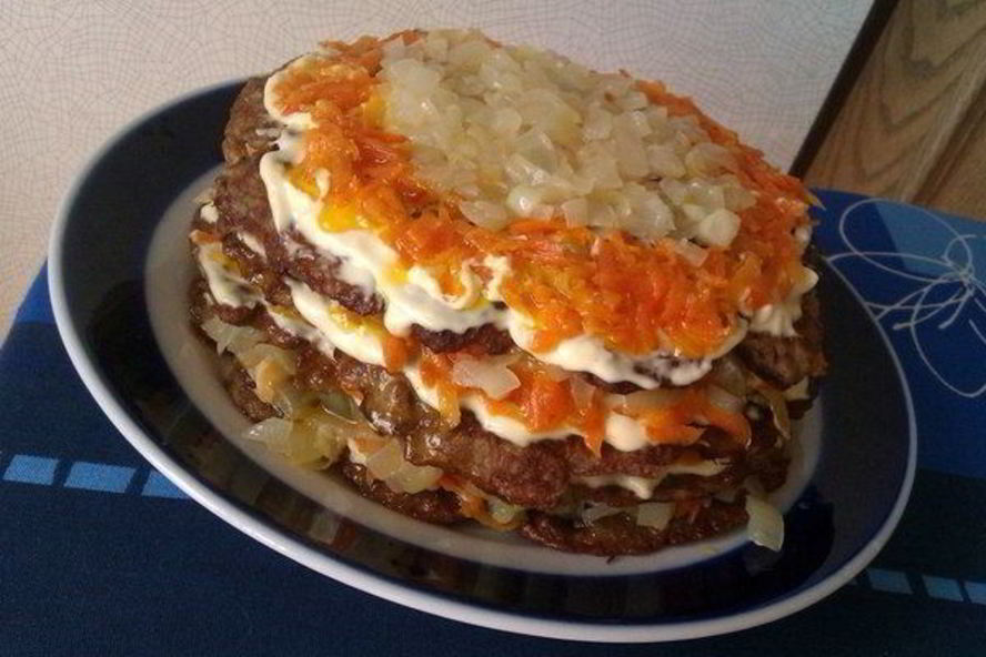 Рецепт печеночного торта с соленым огурцом