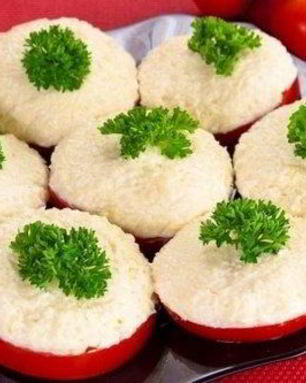 Помидоры с сырно-чесночной смесью