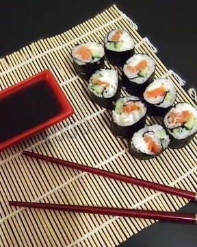 Маки суши с лососем, сыром и огурцом