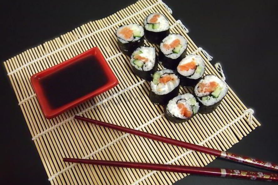 Рецепт маков суши с лососем, сыром и огурцом
