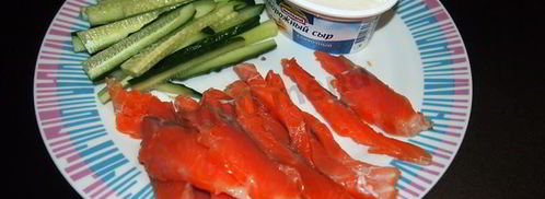 маки суши с лососем, сыром и огурцом. Шаг 3