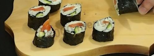 маки суши с лососем, сыром и огурцом. Шаг 12