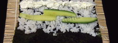 маки суши с лососем, сыром и огурцом. Шаг 8