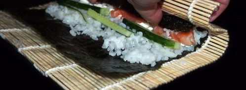 маки суши с лососем, сыром и огурцом. Шаг 9