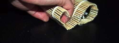 маки суши с лососем, сыром и огурцом. Шаг 10