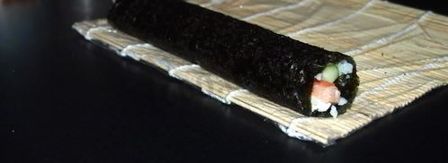 маки суши с лососем, сыром и огурцом. Шаг 11