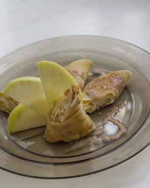 Роллы десертные с хурмой и яблоками в русском стиле