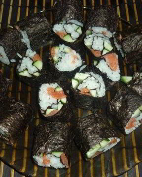 Роллы с семгой и огурцом