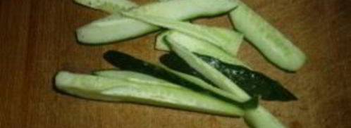 роллы с семгой и огурцом. Шаг 3