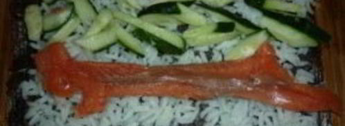 роллы с семгой и огурцом. Шаг 6