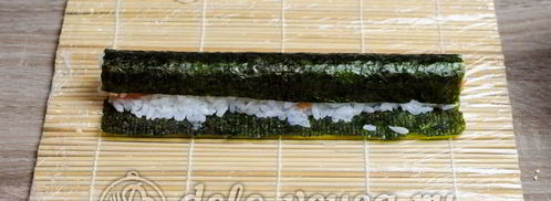 роллы с семгой сяке маки. Шаг 4