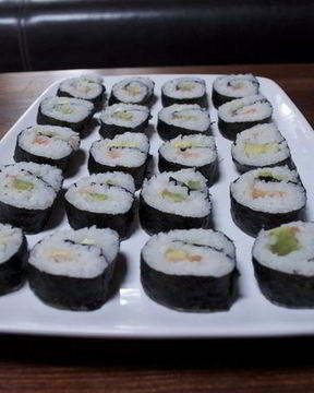 Суши роллы с красной рыбкой