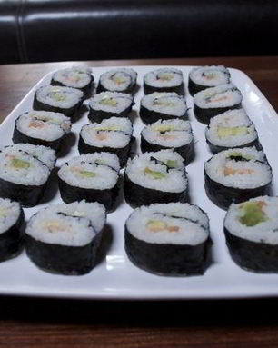 Суши роллы с красной рыбкой