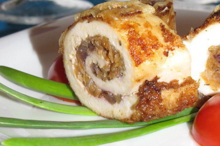 Рецепт куринных рулетиков с начинкой из слив