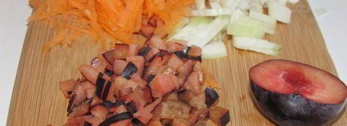 куринные рулетики с начинкой из слив. Шаг 3