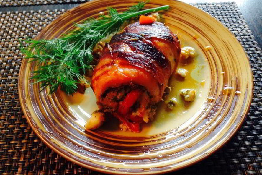 Рецепт куриных рулетиков в беконе с сыром и чесноком по новочерскасски