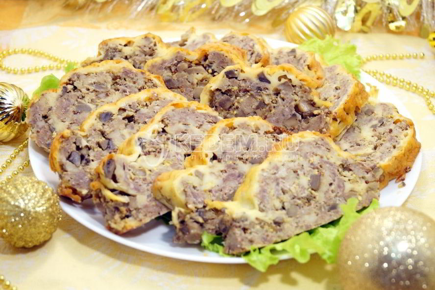 Рецепт мясного рулета с грибами и сыром новогодний
