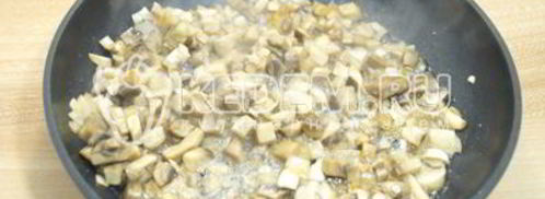 мясной рулет с грибами и сыром новогодний. Шаг 3