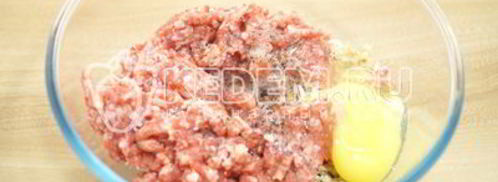 мясной рулет с грибами и сыром новогодний. Шаг 6