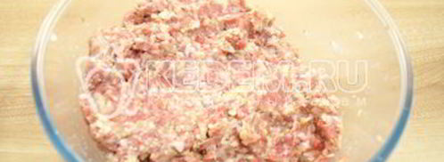 мясной рулет с грибами и сыром новогодний. Шаг 7