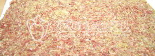 мясной рулет с грибами и сыром новогодний. Шаг 8