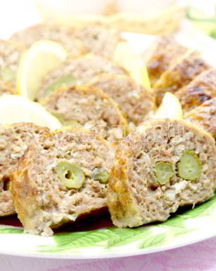 Мясной рулет с маринованными огурчиками