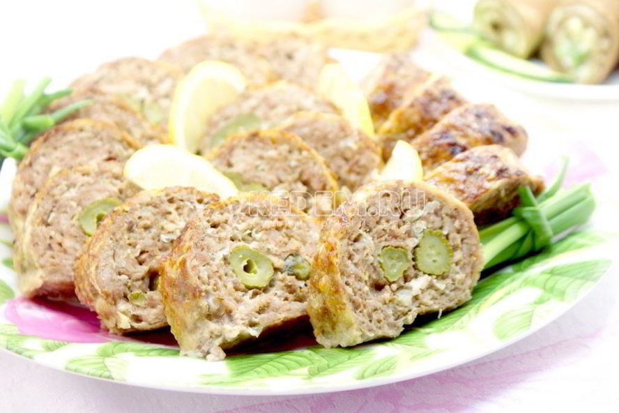 Рецепт мясного рулета с маринованными огурчиками