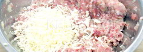 мясной рулет с маринованными огурчиками. Шаг 4