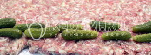 мясной рулет с маринованными огурчиками. Шаг 5