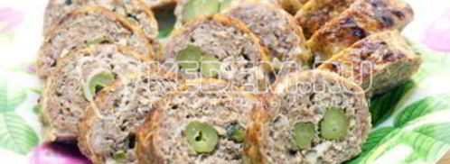 мясной рулет с маринованными огурчиками. Шаг 8
