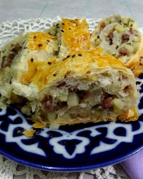 Мясной рулет в слоеном тесте