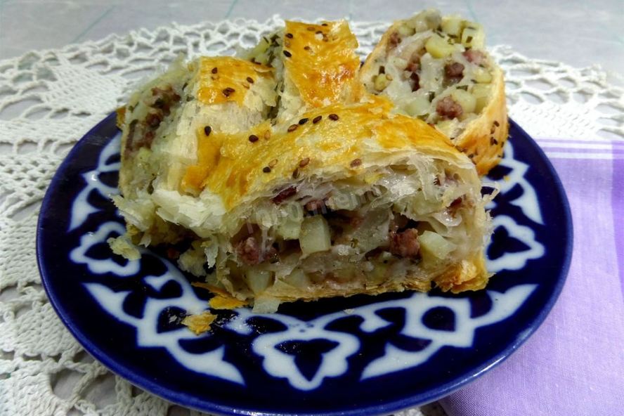 Рецепт мясного рулета в слоеном тесте
