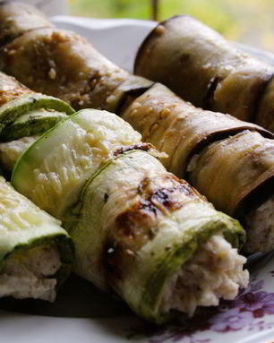 Нежные рулетики с моцареллой из баклажана и цукини