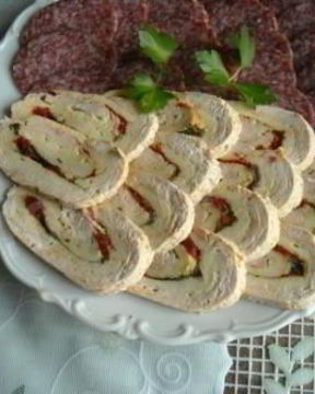 Рулет из куриного филе с омлетом