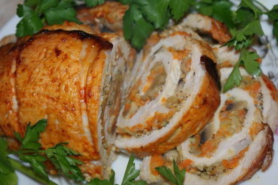 Рецепт рулета из свинины с морковью и грибами
