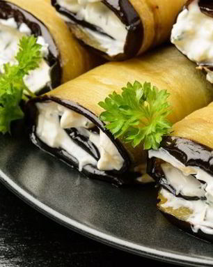 Рулетики из баклажанов с творогом и чесноком